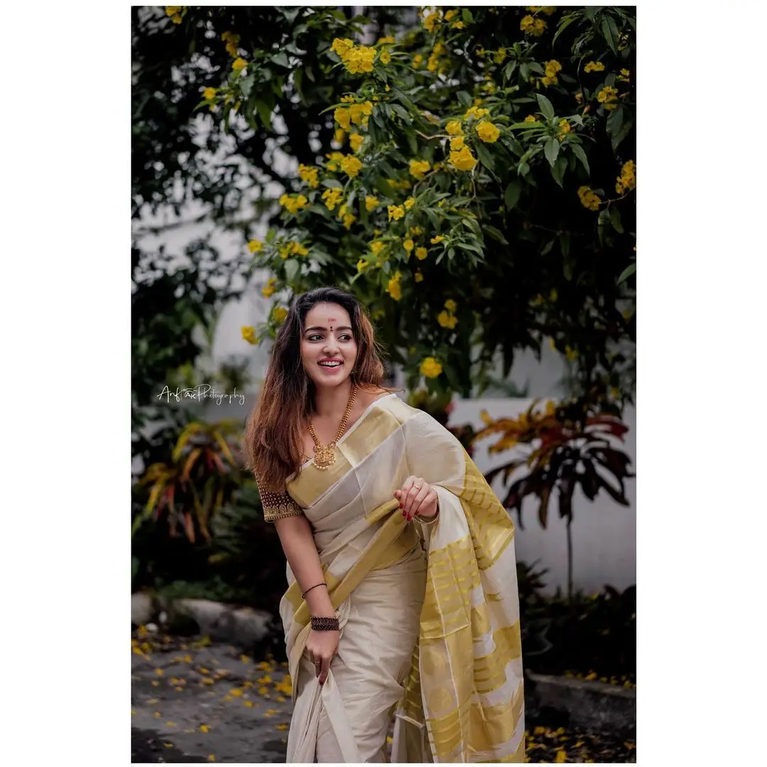 MALAYALAM ACTRESS MALAVIKA MENON IN WHITE SAREE MAROON BLOUSE 3